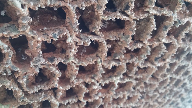 堆滿水垢的散熱片 堆滿水垢的散熱片